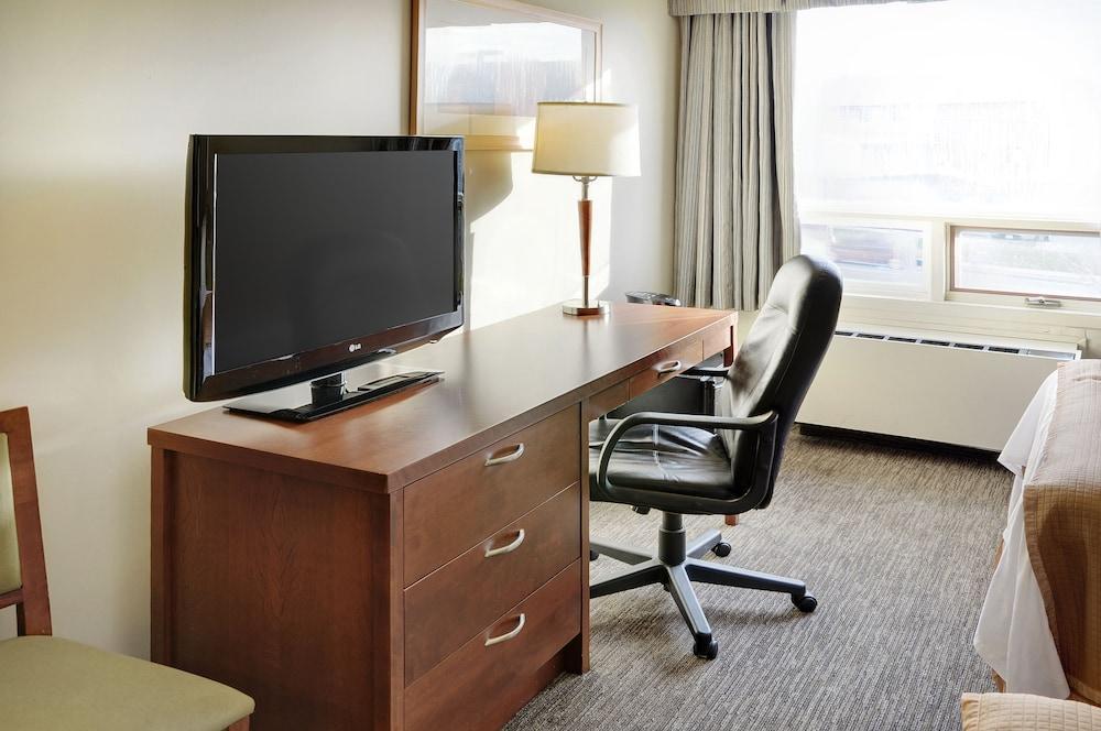 Emerald Hotel & Suites Calgary Airport Екстериор снимка