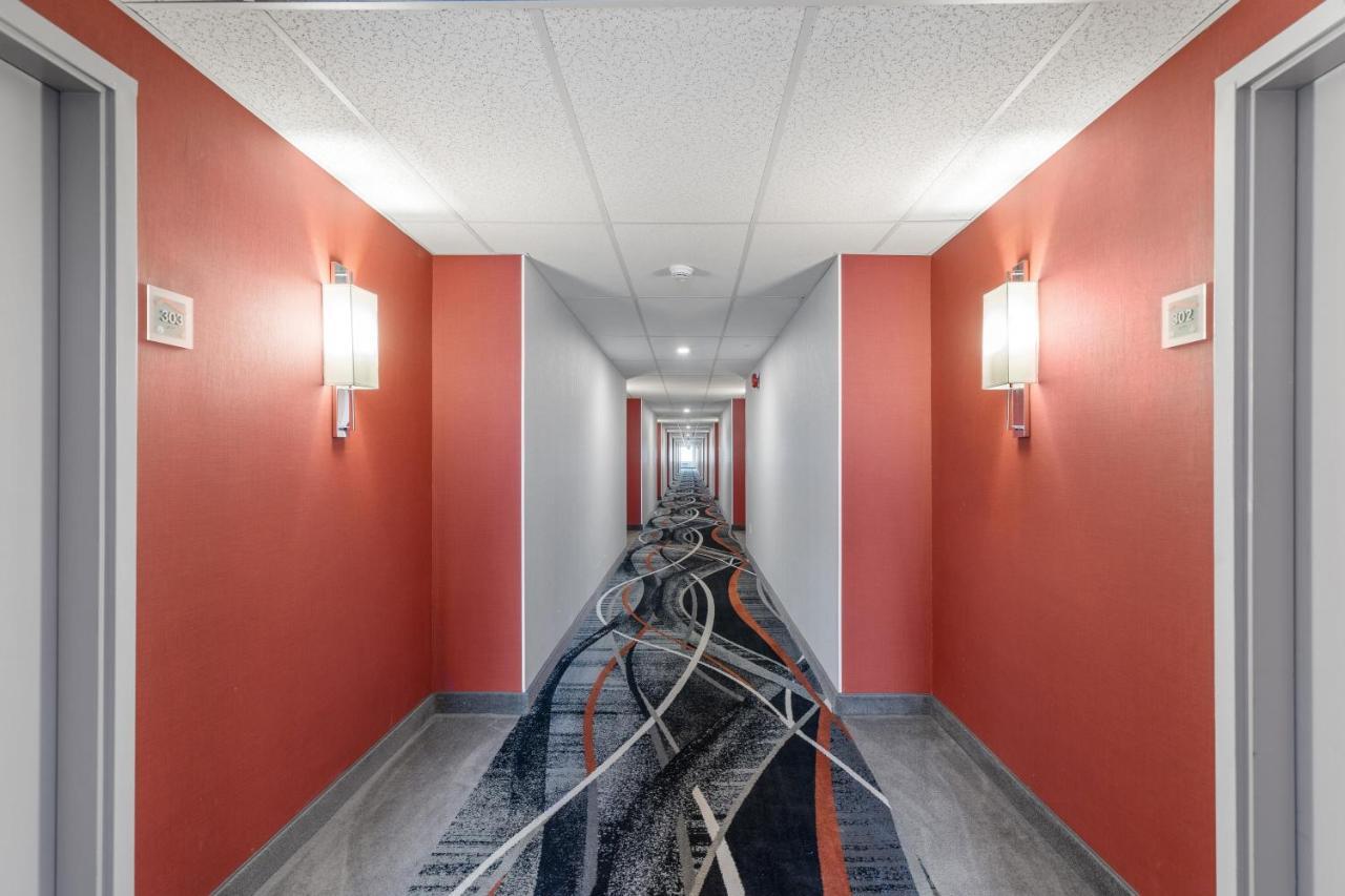 Emerald Hotel & Suites Calgary Airport Екстериор снимка