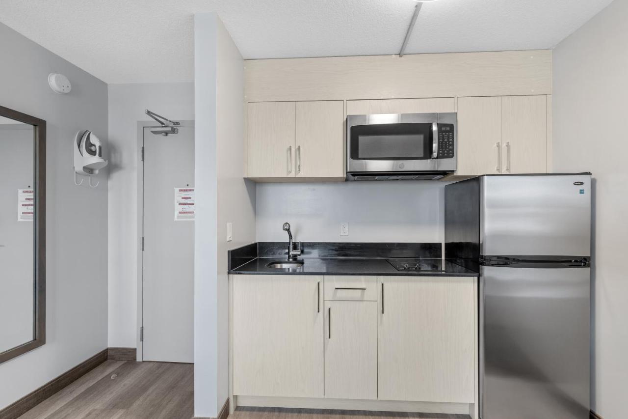 Emerald Hotel & Suites Calgary Airport Екстериор снимка