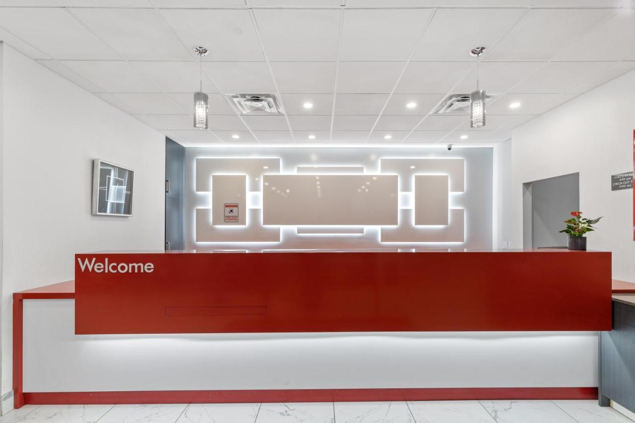 Emerald Hotel & Suites Calgary Airport Екстериор снимка