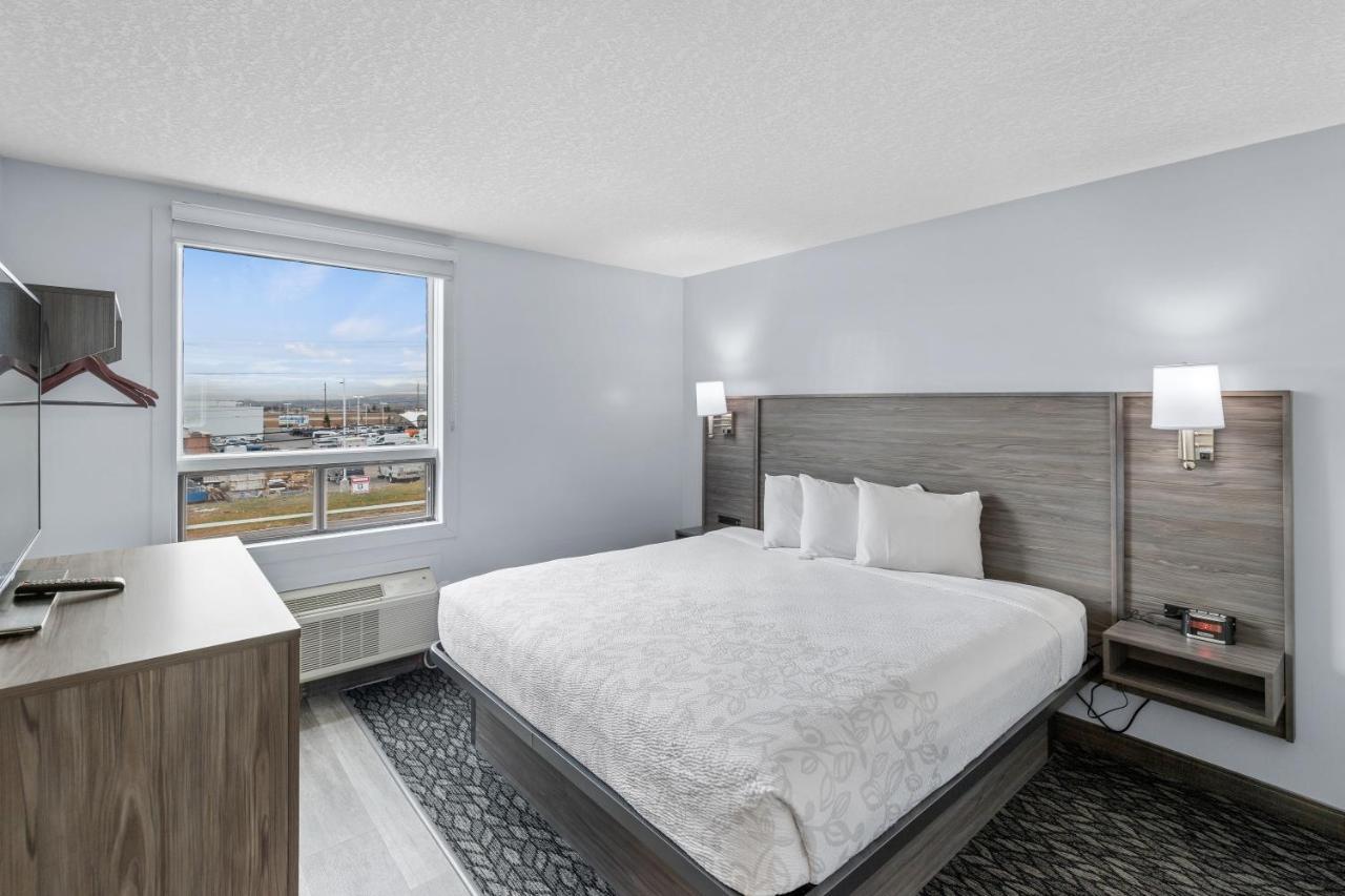 Emerald Hotel & Suites Calgary Airport Екстериор снимка