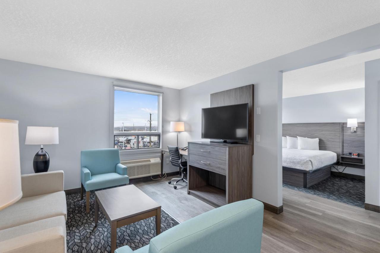 Emerald Hotel & Suites Calgary Airport Екстериор снимка