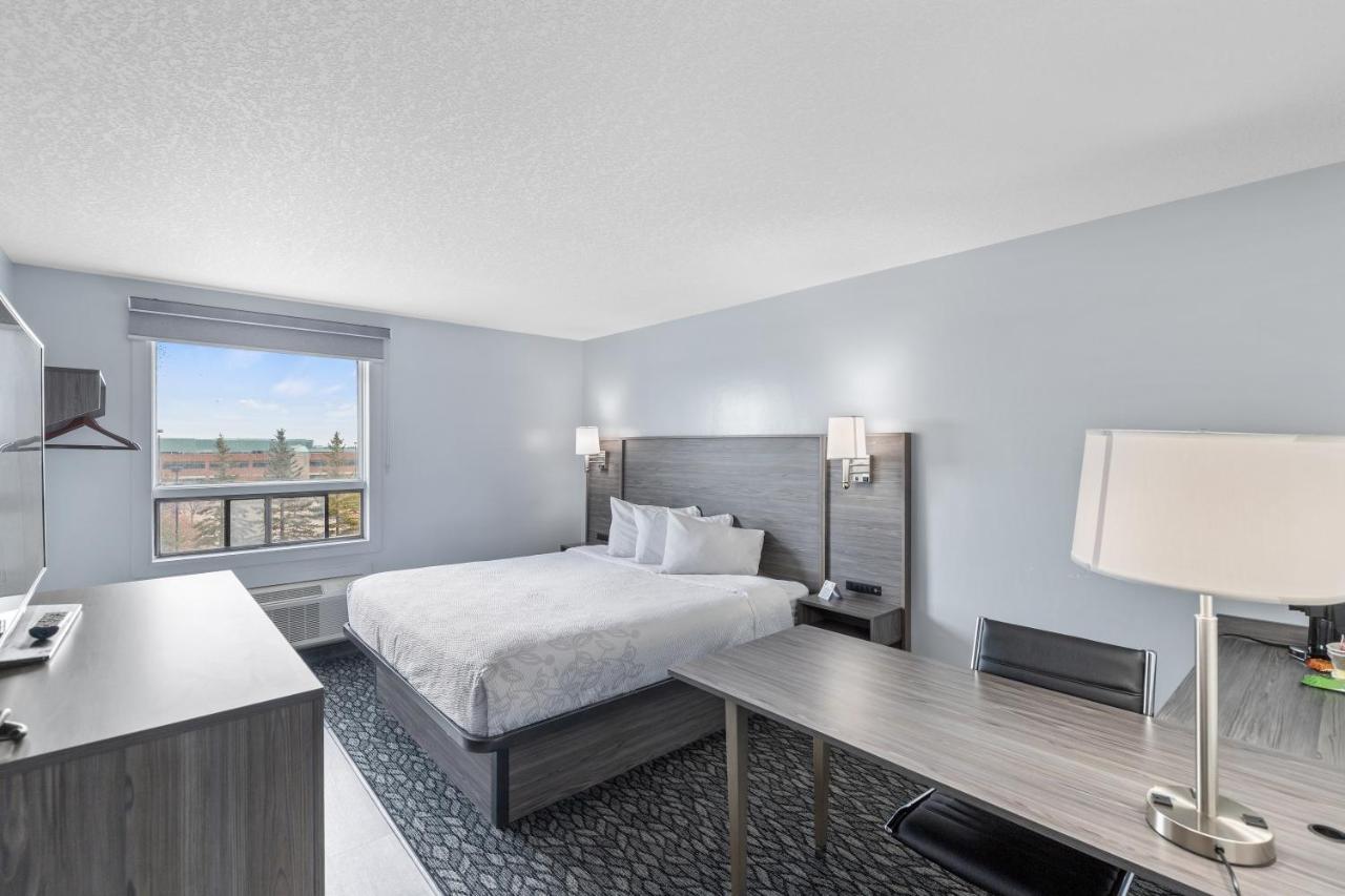 Emerald Hotel & Suites Calgary Airport Екстериор снимка