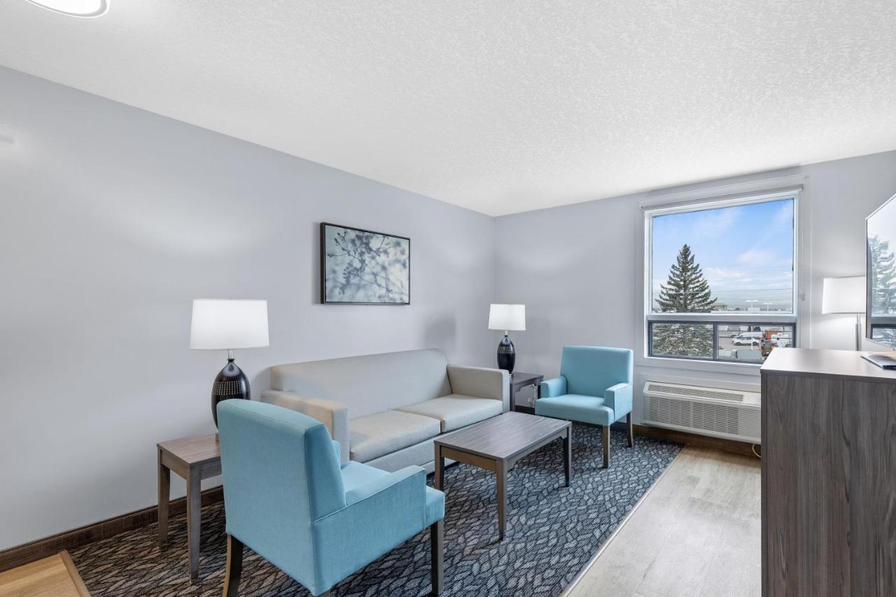 Emerald Hotel & Suites Calgary Airport Екстериор снимка