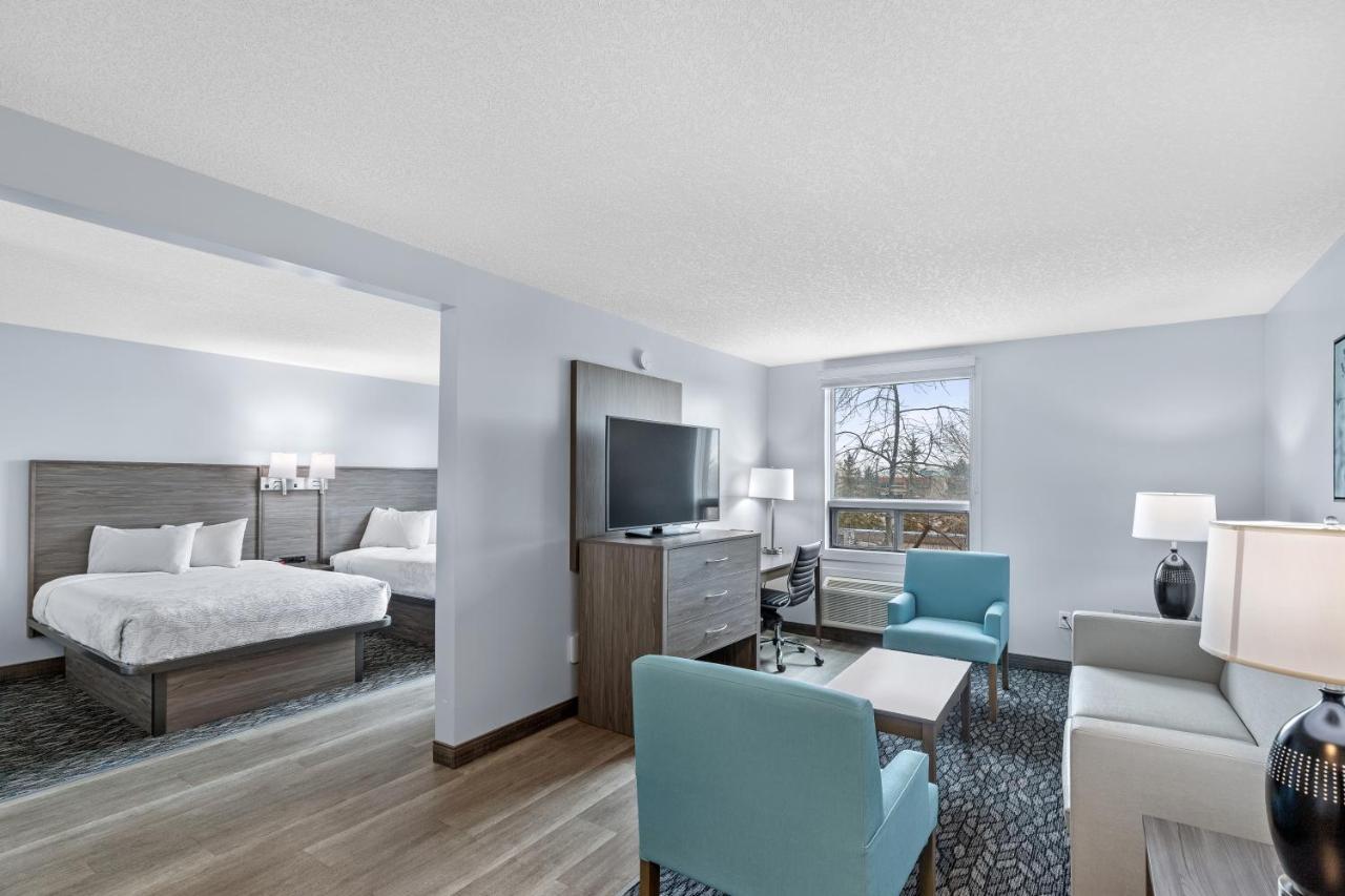 Emerald Hotel & Suites Calgary Airport Екстериор снимка