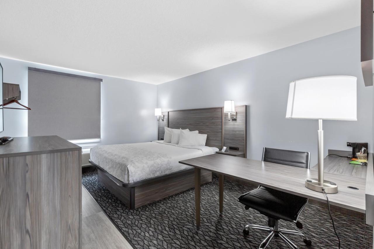 Emerald Hotel & Suites Calgary Airport Екстериор снимка