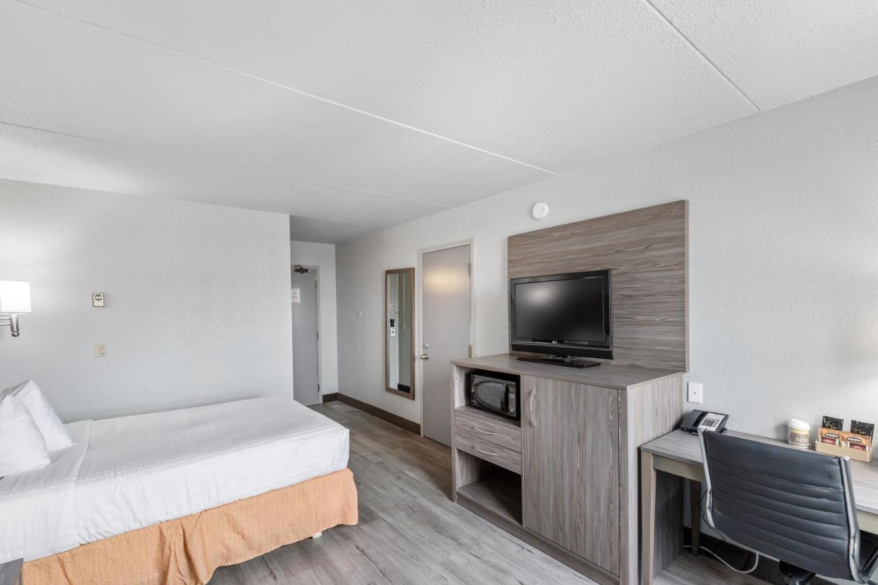 Emerald Hotel & Suites Calgary Airport Екстериор снимка