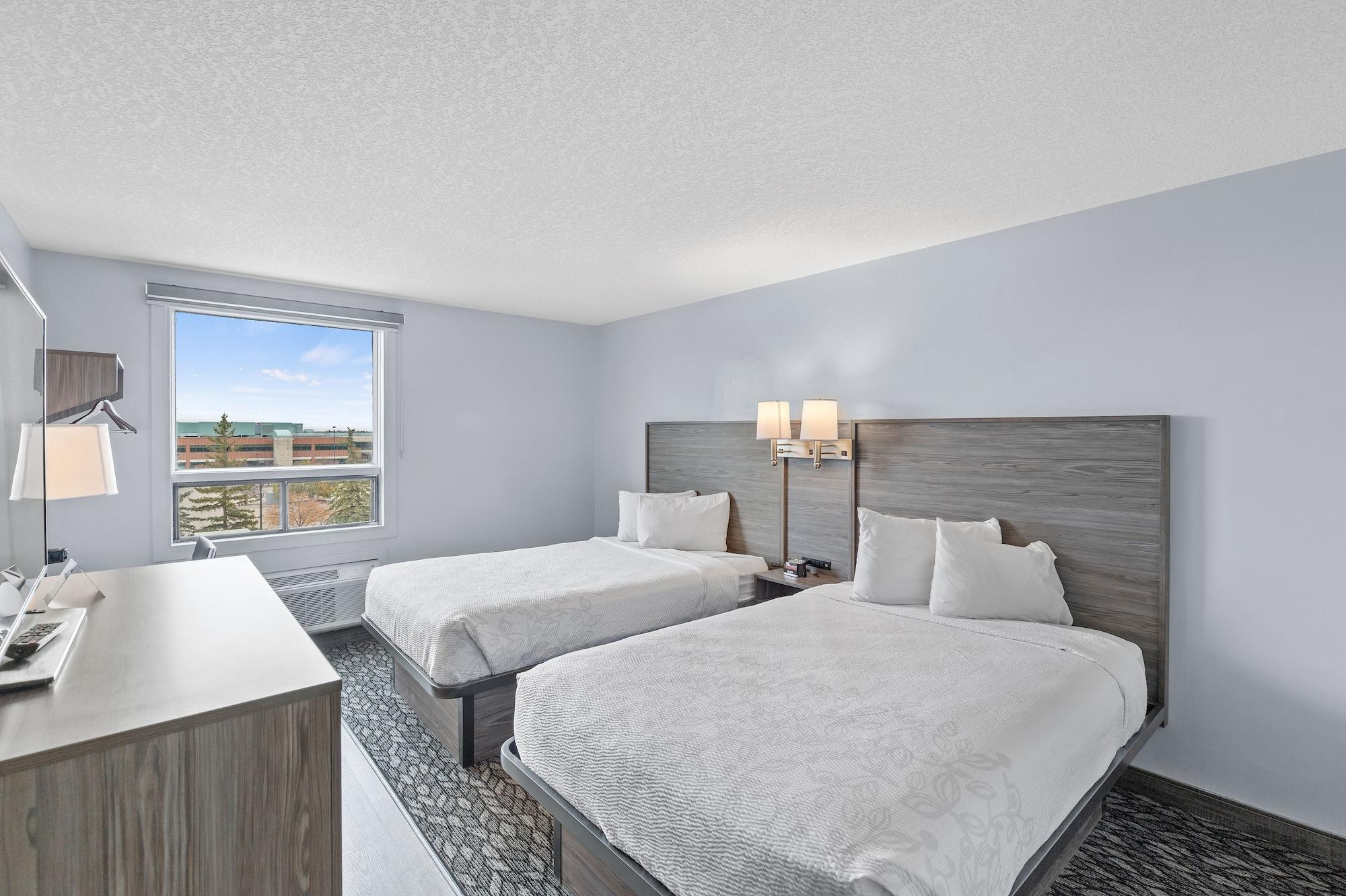 Emerald Hotel & Suites Calgary Airport Екстериор снимка