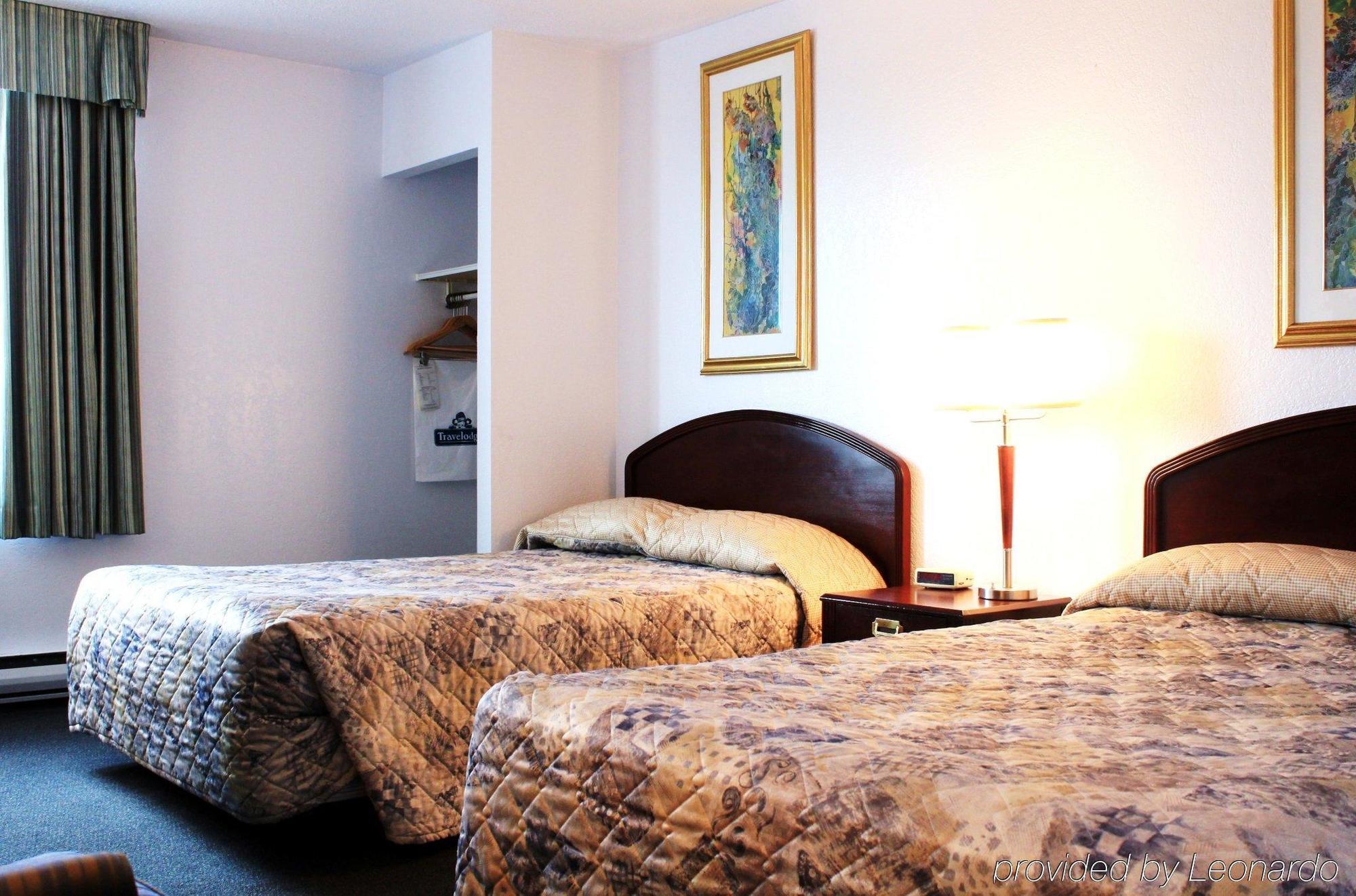 Emerald Hotel & Suites Calgary Airport Стая снимка