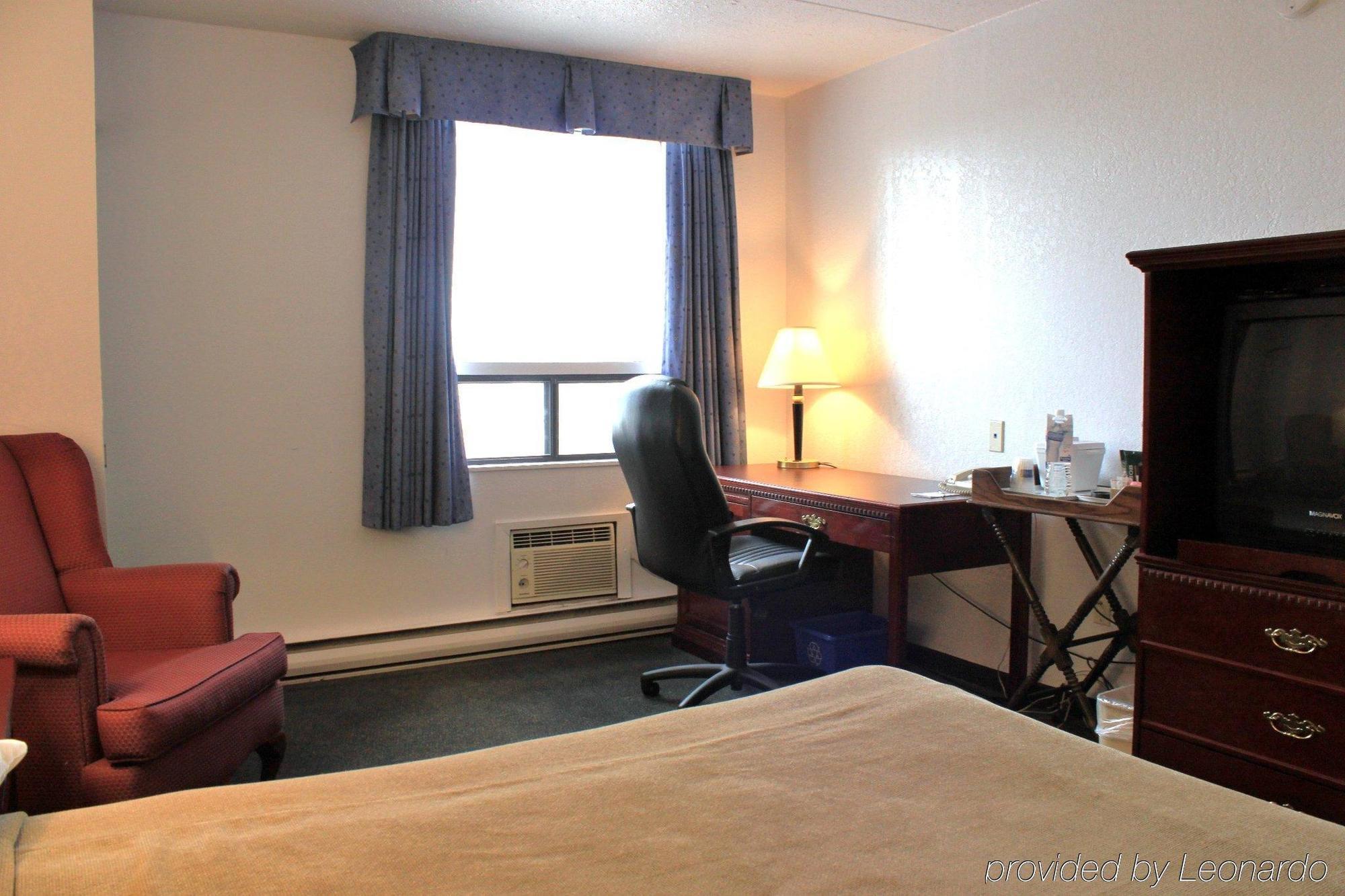 Emerald Hotel & Suites Calgary Airport Стая снимка