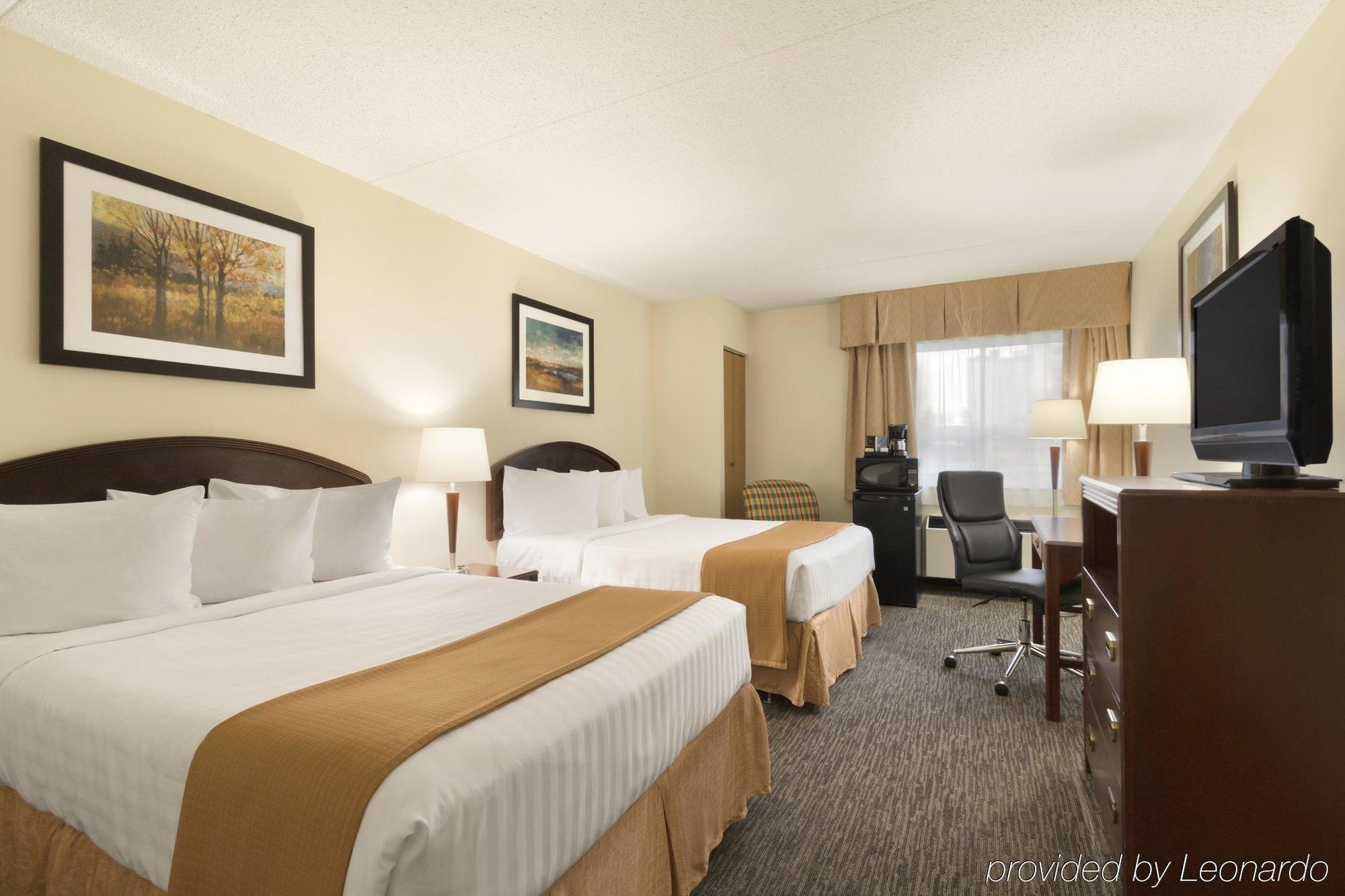 Emerald Hotel & Suites Calgary Airport Екстериор снимка