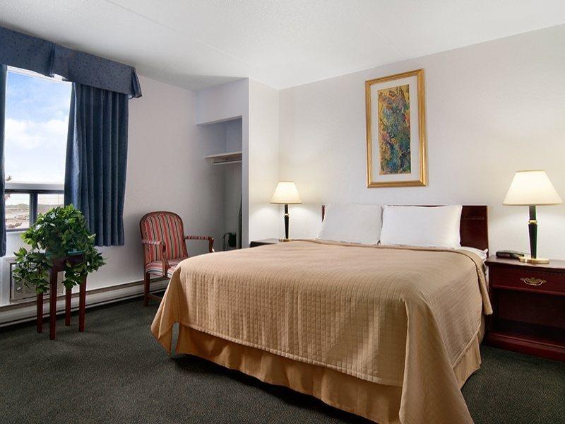 Emerald Hotel & Suites Calgary Airport Екстериор снимка