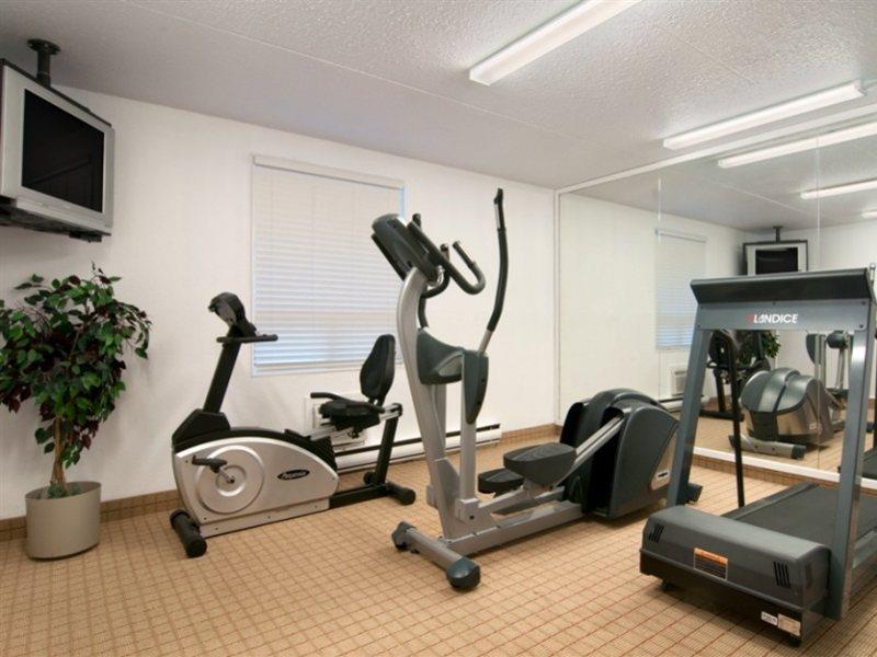 Emerald Hotel & Suites Calgary Airport Екстериор снимка