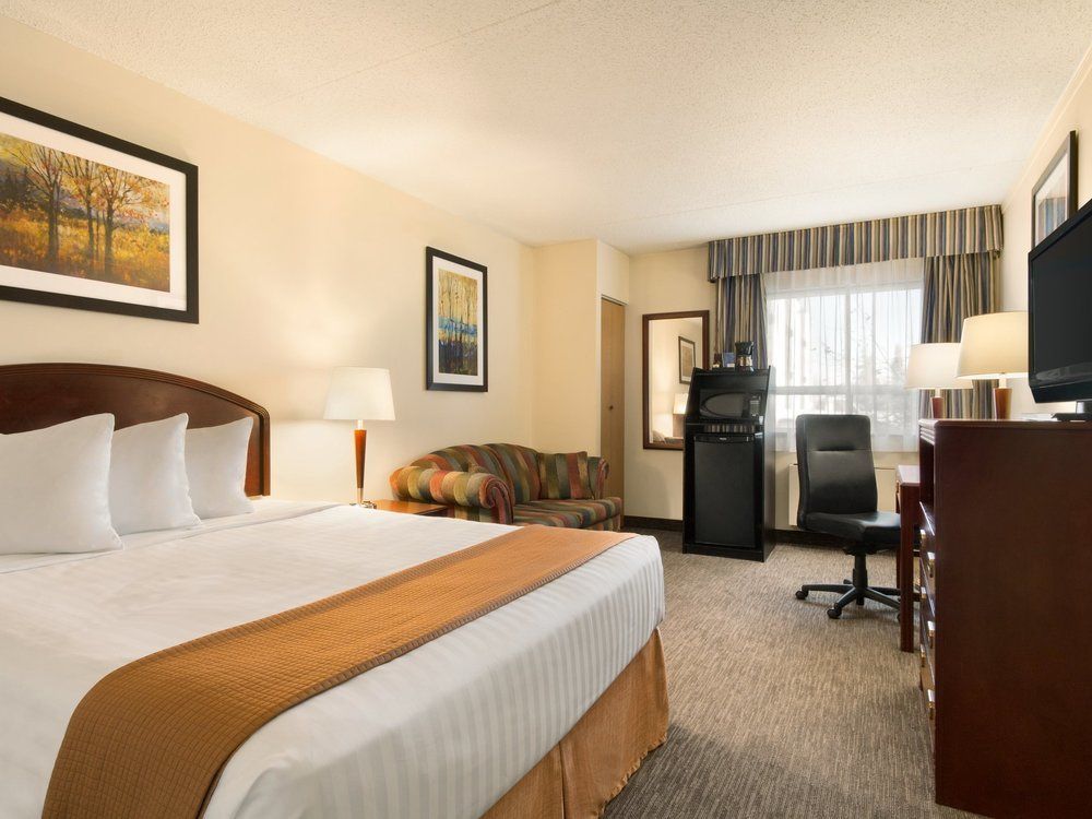 Emerald Hotel & Suites Calgary Airport Екстериор снимка
