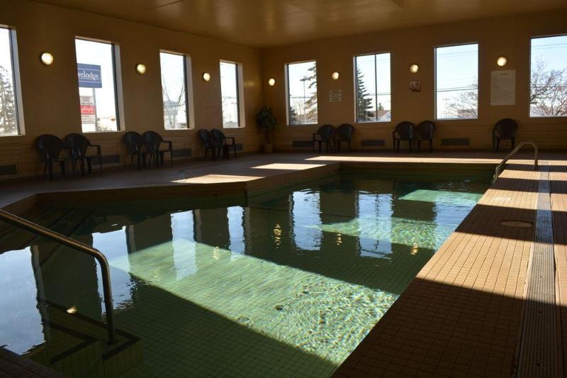 Emerald Hotel & Suites Calgary Airport Екстериор снимка
