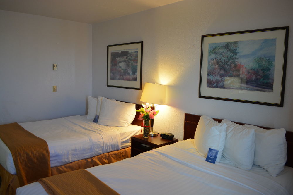 Emerald Hotel & Suites Calgary Airport Екстериор снимка