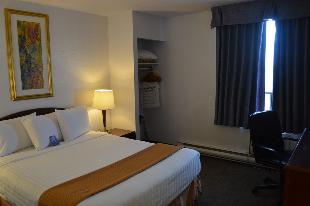 Emerald Hotel & Suites Calgary Airport Екстериор снимка