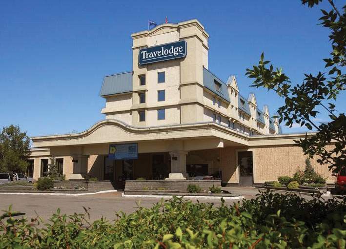 Emerald Hotel & Suites Calgary Airport Екстериор снимка