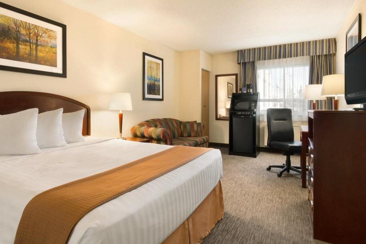 Emerald Hotel & Suites Calgary Airport Екстериор снимка