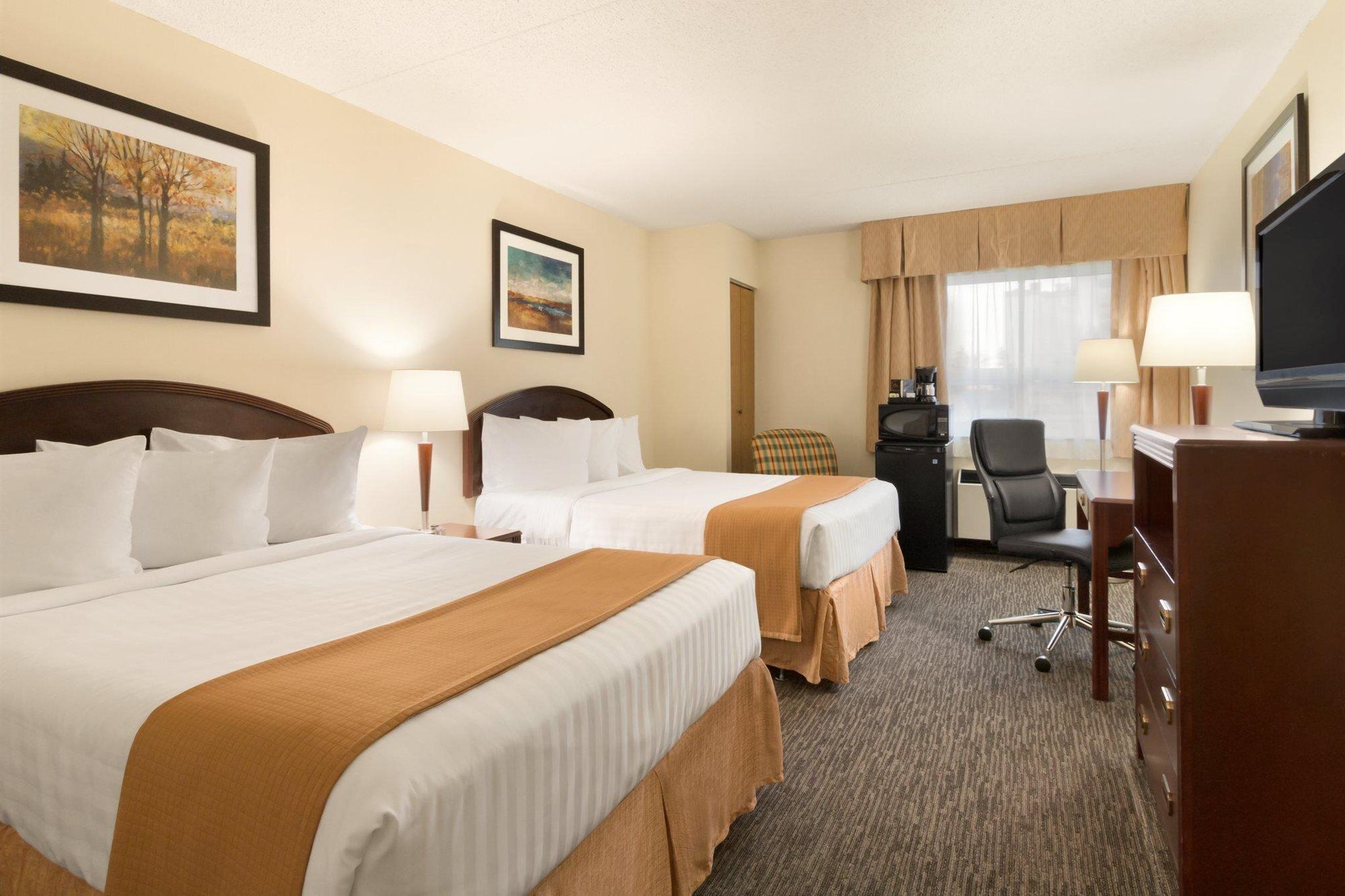 Emerald Hotel & Suites Calgary Airport Екстериор снимка