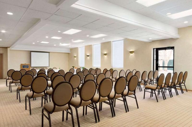 Emerald Hotel & Suites Calgary Airport Екстериор снимка