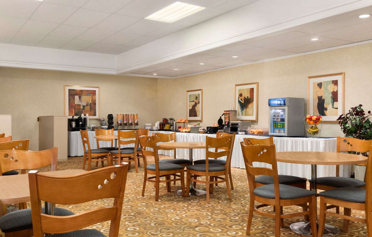 Emerald Hotel & Suites Calgary Airport Екстериор снимка